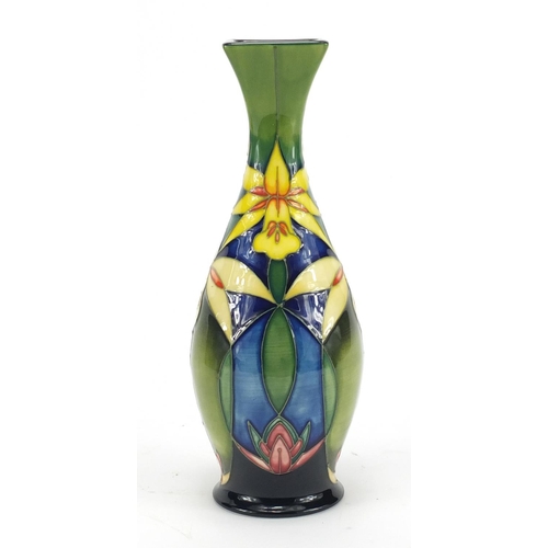 2095 - Moorcroft pottery vase with box hand painted with daffodils, 21cm high