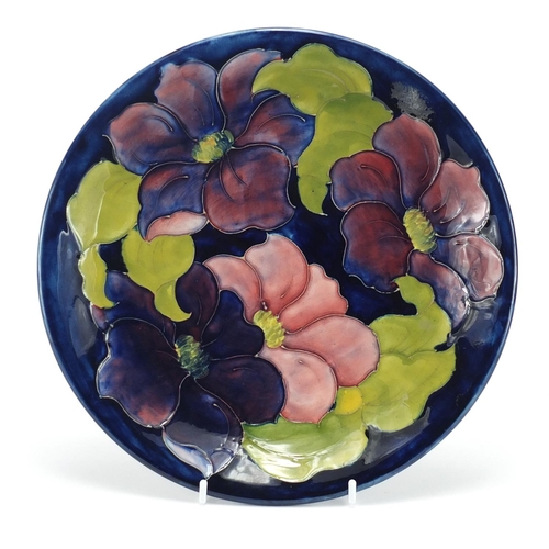 2101 - Moorcroft pottery plate, hand painted in the Hibiscus pattern, 26cm in diameter