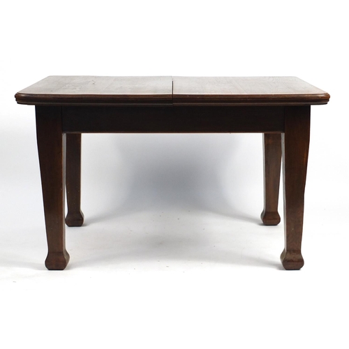 100 - Victorian oak wind out extending dining table raised on tapering legs, 71cm H x 118cm W x 91cm D