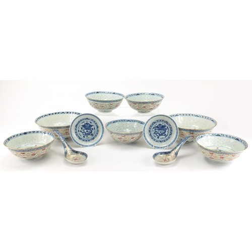 548 - Chinese porcelain bowls and spoons decorated with dragons