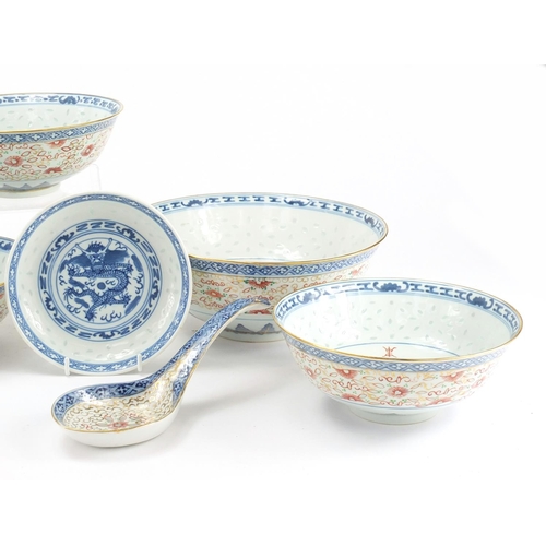 548 - Chinese porcelain bowls and spoons decorated with dragons