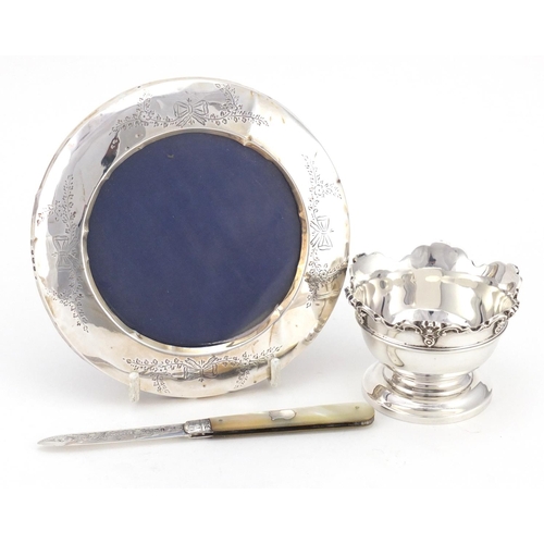 2365 - Silver items comprising Victorian circular photo frame, an open salt and mother of pearl flanked fol... 