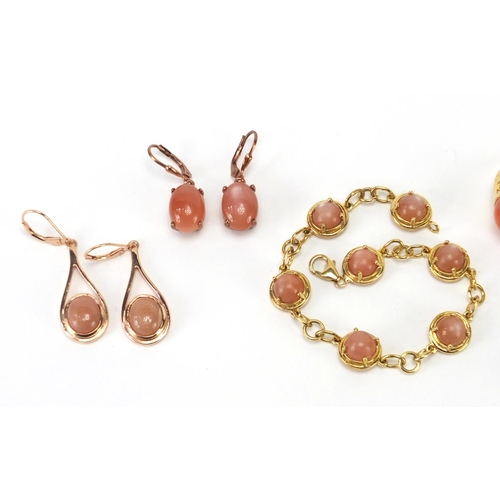 2454 - Silver gilt and cabochon pink stone jewellery comprising three rings, bracelet, two pairs of earring... 