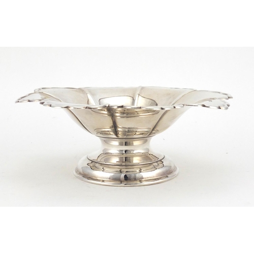 546 - Silver pedestal flower head dish by Atkin Brothers Sheffield 1910, 7cm high x 19cm in diameter, appr... 