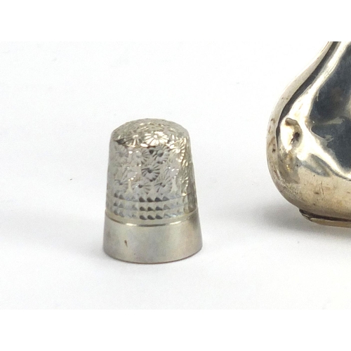2529 - Silver concertina coin purse and a silver thimble, the purse 7cm wide, approximate weight 39.2g