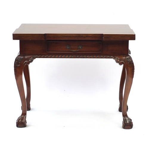 2090 - Reproduction mahogany games table, the opening top with chess and backgammon board on carved cabriol... 