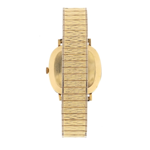 678 - Gentleman's 9ct gold Rotary quartz wristwatch with day date dial, 3.4cm in diameter