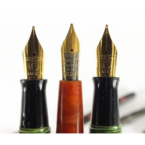 83A - Vintage and later fountain pens including a Parker red marbleised vacumatic and Parker Victory