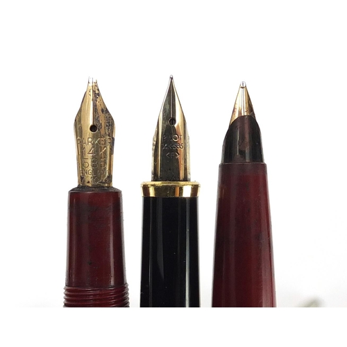 83A - Vintage and later fountain pens including a Parker red marbleised vacumatic and Parker Victory
