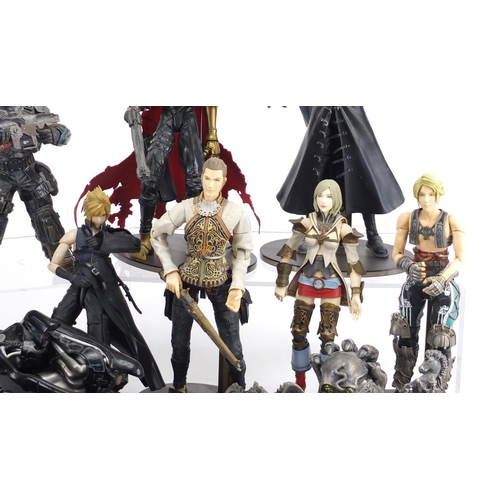 866 - Action figures and dragons including Gears of War and Myth and Magic