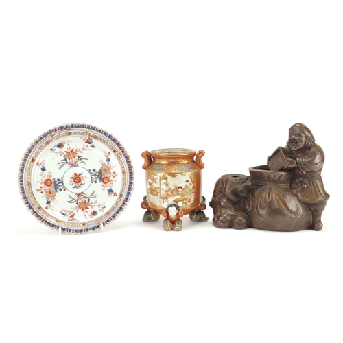 490 - Japanese ceramics including an Imari plate