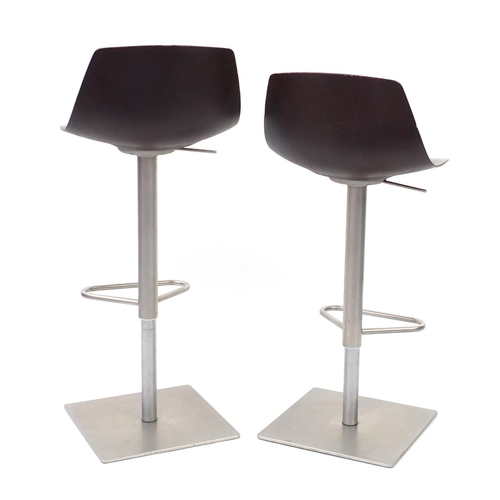2099 - Pair of Lapalma Miunn adjustable bar stools, designed by Karri Monni
