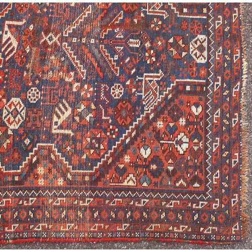 2111 - Rectangular Persian rug depicting animals, 152cm x 108cm