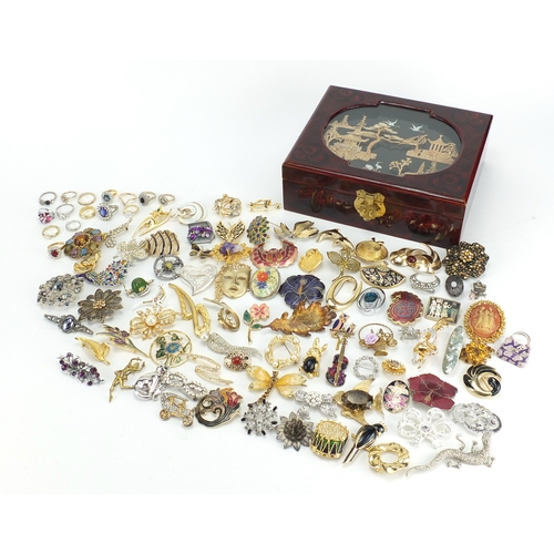 2861 - Large selection of costume jewellery brooches and rings, some enamelled and set with semi precious s... 