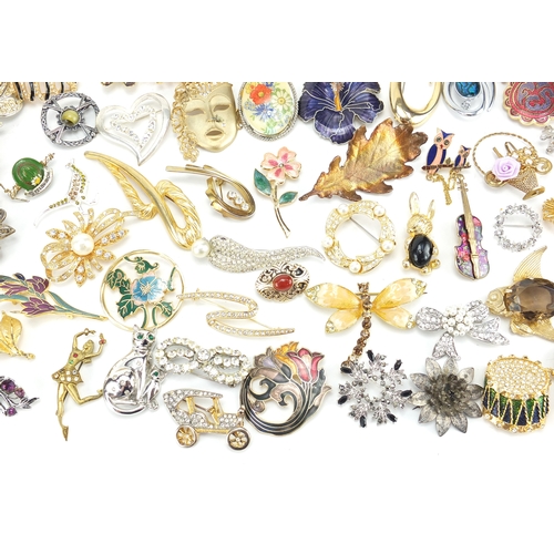 2861 - Large selection of costume jewellery brooches and rings, some enamelled and set with semi precious s... 