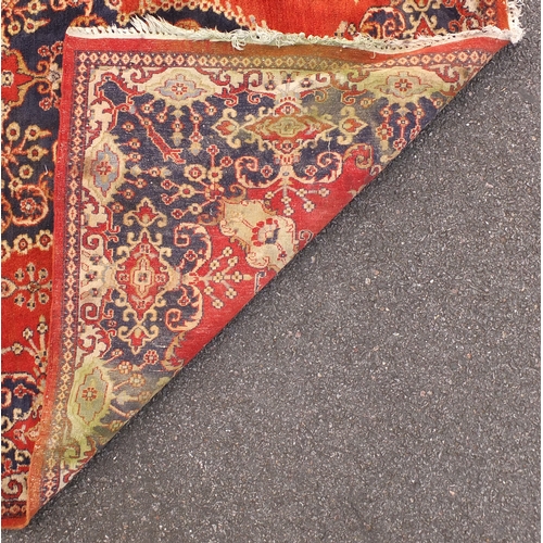 132 - Rectangular Persian reg ground floral rug 210cm x 160cm