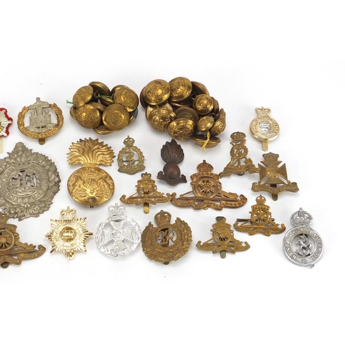 848 - Militaria including cap badges, pips and a German fork