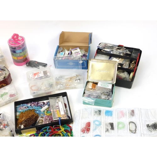 425 - Extensive selection of jewellery making equipment and beads
