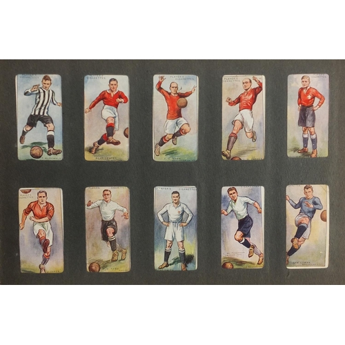 827 - Cigarette cards and tea cards, some arranged in albums including John Player & Sons