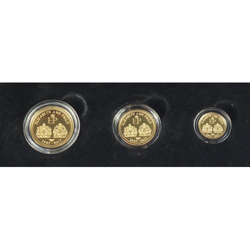 2614 - The 2017 double portrait gold sovereign series comprising a sovereign, half sovereign and quarter so... 