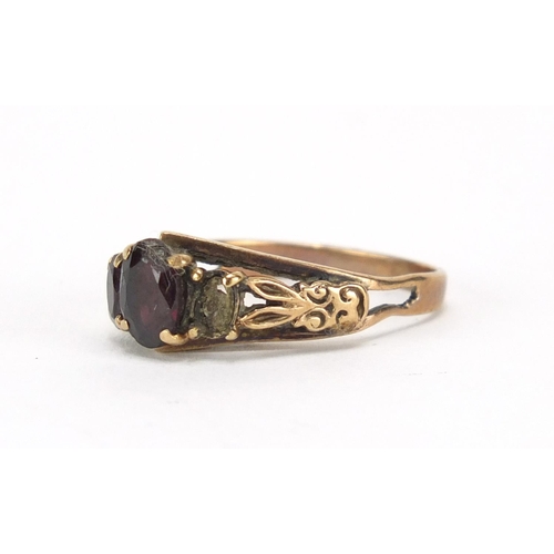 622 - 9ct gold garnet ring, size M, 2.9g