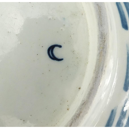 609 - 18th century Worcester porcelain bowl, hand painted in the chinoiserie manner, moon crescent mark to... 