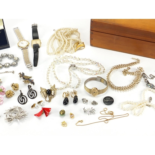 662 - Costume jewellery including brooches, necklaces, wristwatches and earrings