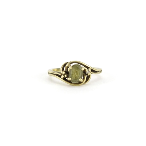 2802 - 9ct gold peridot ring, size N, 2.6g