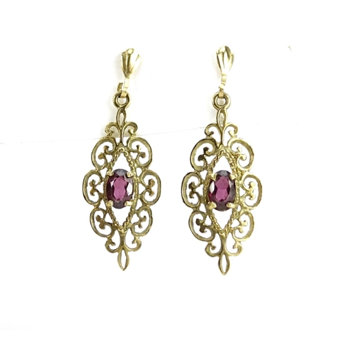 2682 - 9ct gold garnet pendant on chain with matching earrings, the earrings 3.7cm long, 4.0g