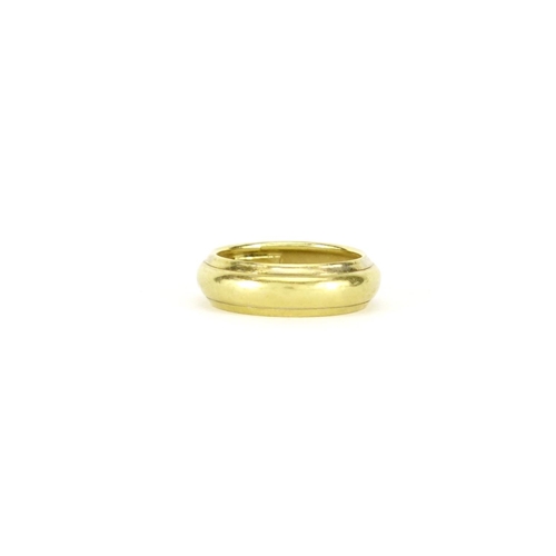2781 - 18ct gold wedding band, size O, 2.8g