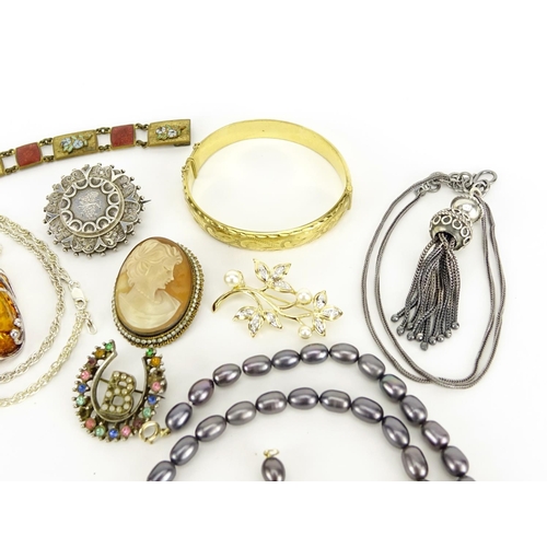 2950 - Antique and later jewellery including cameo brooches, large silver and amber pendant and a silver mo... 
