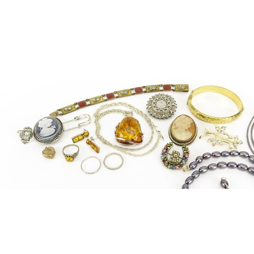 2950 - Antique and later jewellery including cameo brooches, large silver and amber pendant and a silver mo... 