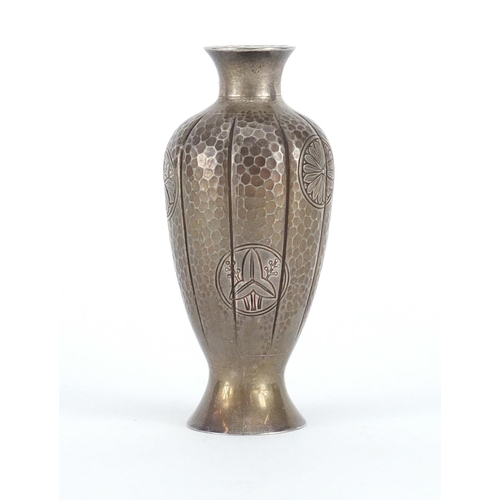 475 - Chinese silver pepperette with beaten body, engraved with roundels of flowers, impressed S M to the ... 