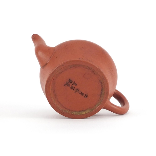 440 - Chinese yixing terracotta teapot, six figure impressed character marks to the base, 7.5cm high