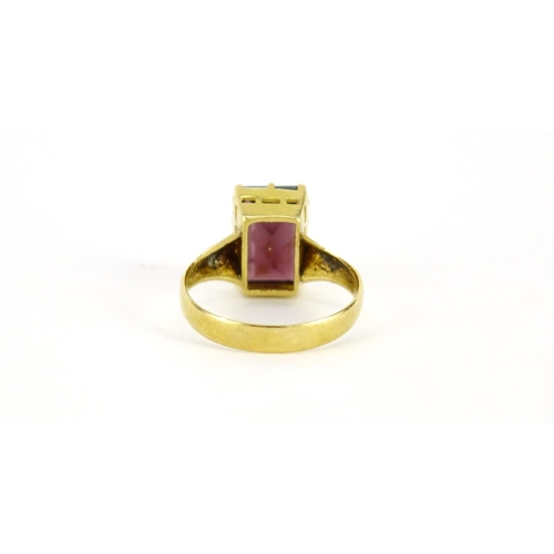 855 - Antique unmarked garnet ring with engraved shoulders, size L, 3.8g