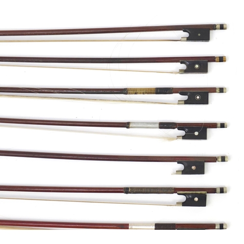 152 - Collection of violin bows, most with mother of pearl frogs, including some signed Elitaria and Meinl