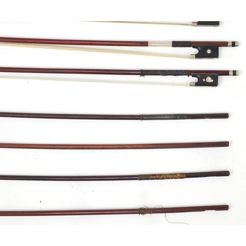 152 - Collection of violin bows, most with mother of pearl frogs, including some signed Elitaria and Meinl