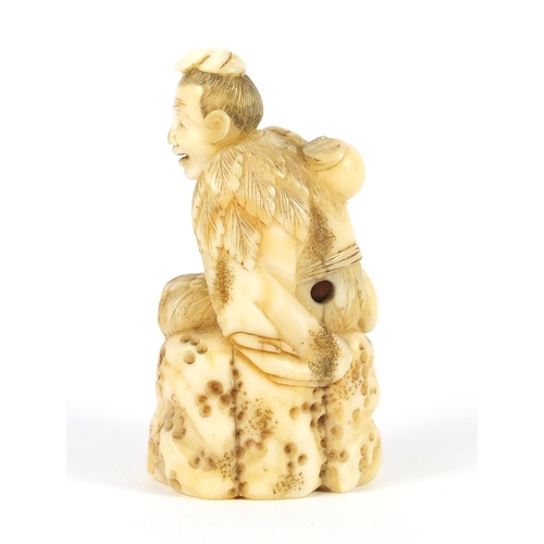 482 - Good Japanese carved ivory netsuke of a man seated on a rock, 5.2cm high