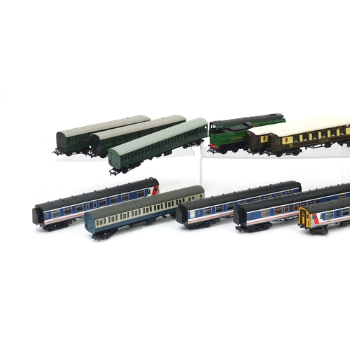 176 - OO and HO gauge model railway including Bachmann Branch-Line Southern locomotive with tender, Wrenn ... 