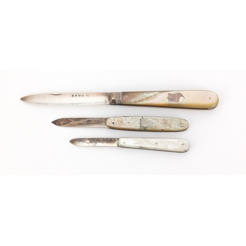 2586 - Three Victorian and later silver and mother of pearl folding fruit knives, the largest London 1882, ... 