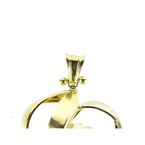 2694 - 9ct three tone gold pendant, 3.2cm in diameter, 4.0g