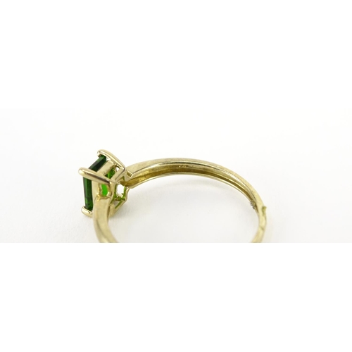 2845 - 9ct gold green stone ring, size T, 1.9g
