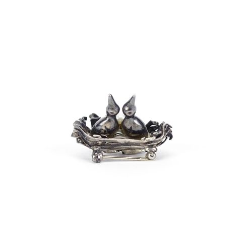2965 - Unmarked silver chicks in a nest brooch set with a pearl, 3cm long, 8.0g