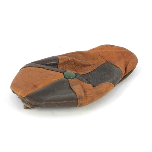 2547 - Novelty leather purse in the form of a jockey's cap, 11cm in length