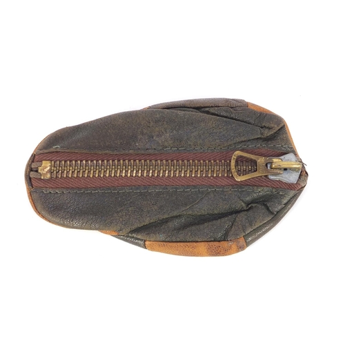 2547 - Novelty leather purse in the form of a jockey's cap, 11cm in length
