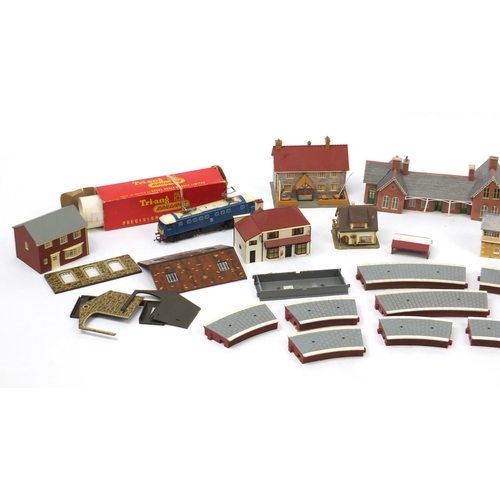 179 - Collection of OO gauge model outbuildings and a Tri-ang HO gauge locomotive with box