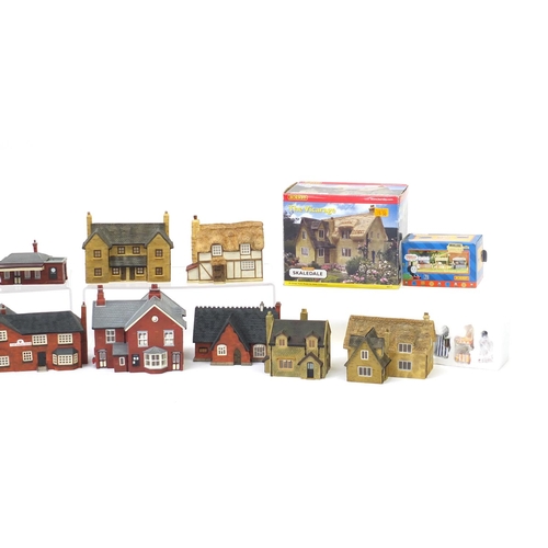 139 - Twelve Hornby Hobbies model outbuildings and two Thomas and Friends Circus buildings, three with box... 
