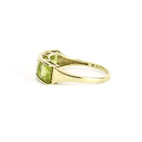 2377 - 9ct gold green stone ring, size T, 3.4g
