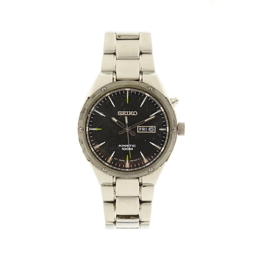 2445 - Seiko Kinetic wristwatch with day date dial, numbered 5M83-0AB0, 4.2cm in diameter
