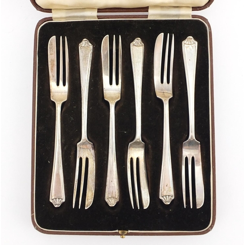 2254 - Set of six silver cake forks by Mappin & Webb, Sheffield 1937, with fitted case, 12.5cm in length, 9... 